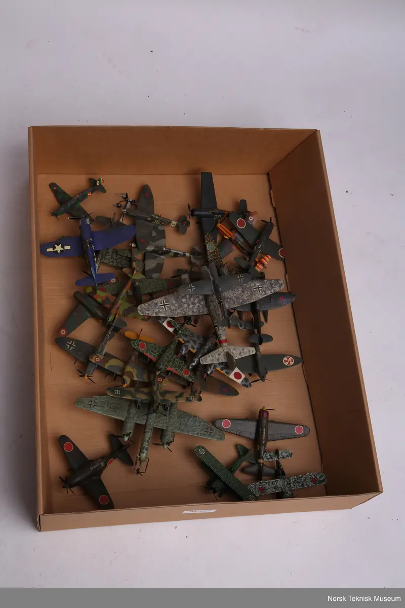 Flymodeller, i hovedsak modeller av militære fly, ca 72 stk.