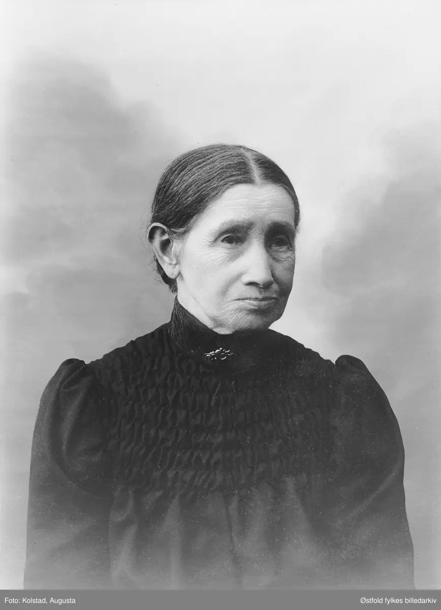 Portrettet er trolig av Helene Kolstad (1828-1926) fra Askim, fotografens mor.