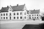 Linköpings stadshus i en tid då byggnaden ännu huserade stadens läroverk. Byggnaden invigdes som lärosäte 1864, avvecklades som sådan 1915 och fungerar sedan 1921 som säte för stadens styrande.