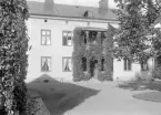 Gårdsinteriör från Drottningatan 34 i Linköping. Foto från 1890-talets mitt. I huset bodde vid tiden bland andra löjtnant Gustaf von Feilitzen och dennes maka Anny Thorn med barn.