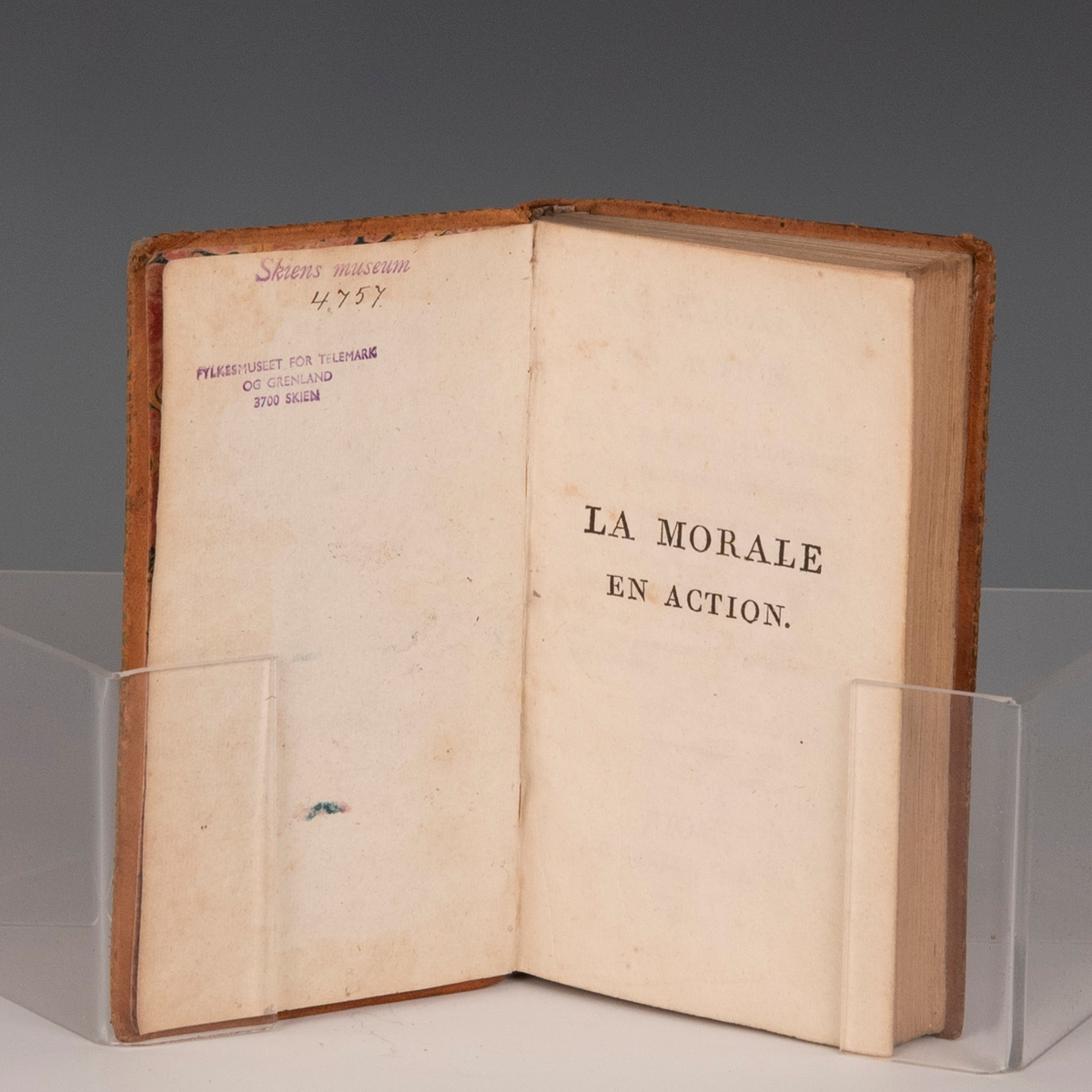 Prot:  "La morale en action, ou élite de faits mémorables et d'anecdotes instructives etc." Riom 1810. 2 bl. + V + 365 s. 6 mo. Samtidig helskindsbd.