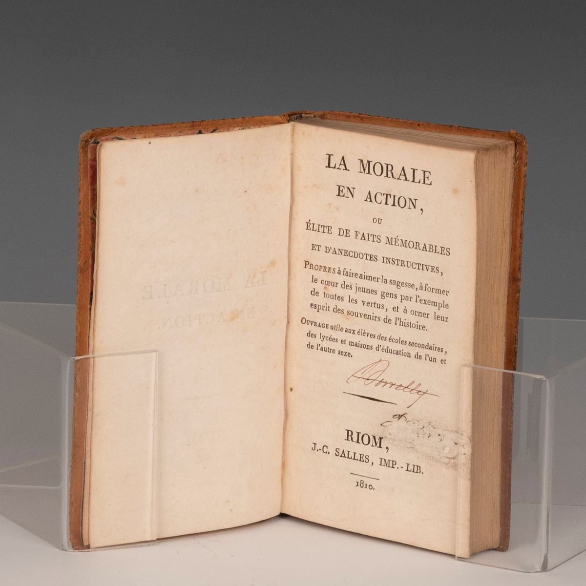 Prot:  "La morale en action, ou élite de faits mémorables et d'anecdotes instructives etc." Riom 1810. 2 bl. + V + 365 s. 6 mo. Samtidig helskindsbd.