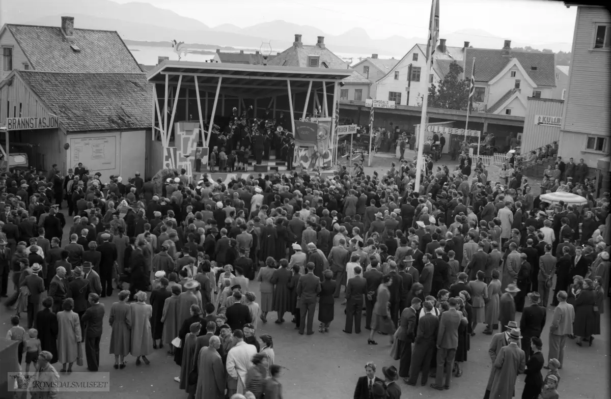 "Fylket på utstilling på Alexandra 17.12.1953"?."Romsdalsutstillinga 1953"