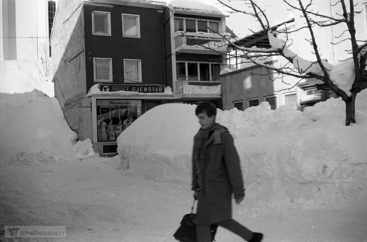 Film fra 1968..Jørgen H Gjenstad sin butikk i bakgrunnen (Storgata 37).