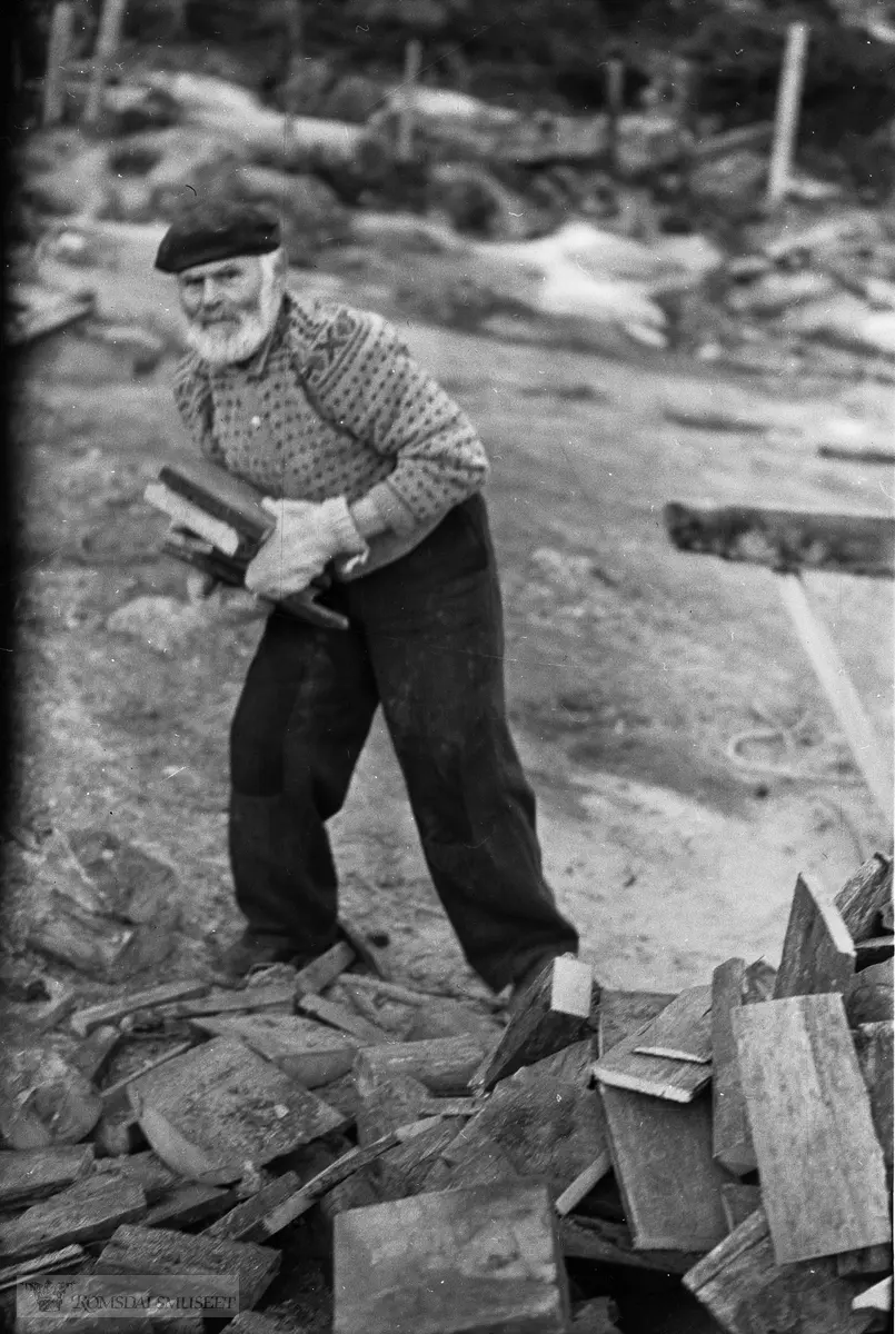 "3 Bilder av Lars Jenset" .Nyår 1957 på Reiten. .Lars Jenset 90 år.