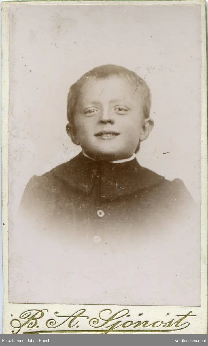 Portrett av liten gutt. Sannsynligvis Nils Grønbech, f. 1888.