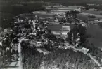 Flygfoto över Ruda med grusvägen och bostäder och åkrar.