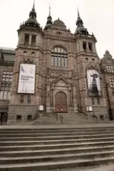 Nordiska museets fasad med vepor som marknadsför utställning