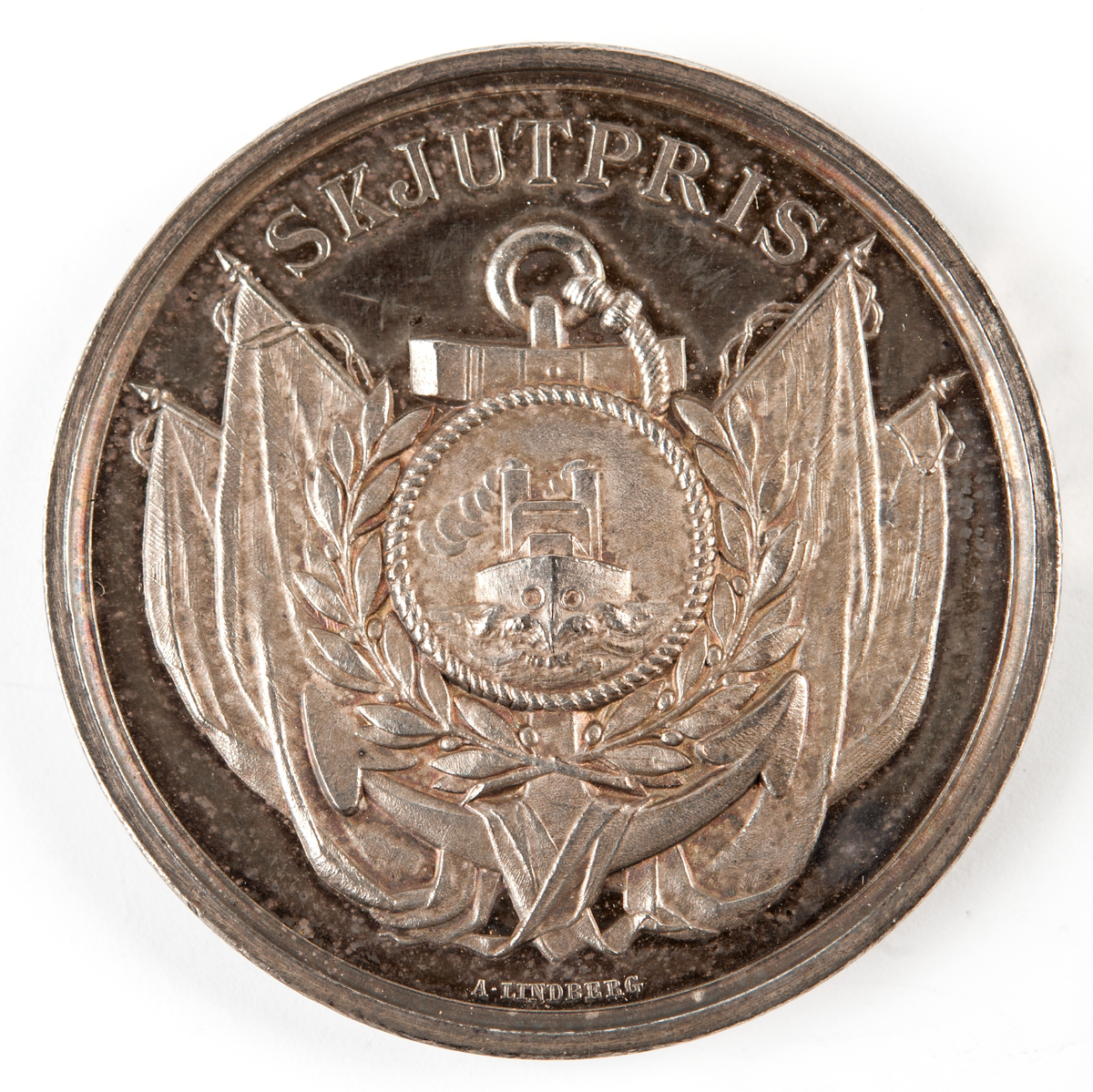 Åtsida: Ankare med 4 fanor, lagerkrans och båtstäv inom ring.
Frånsida: blank