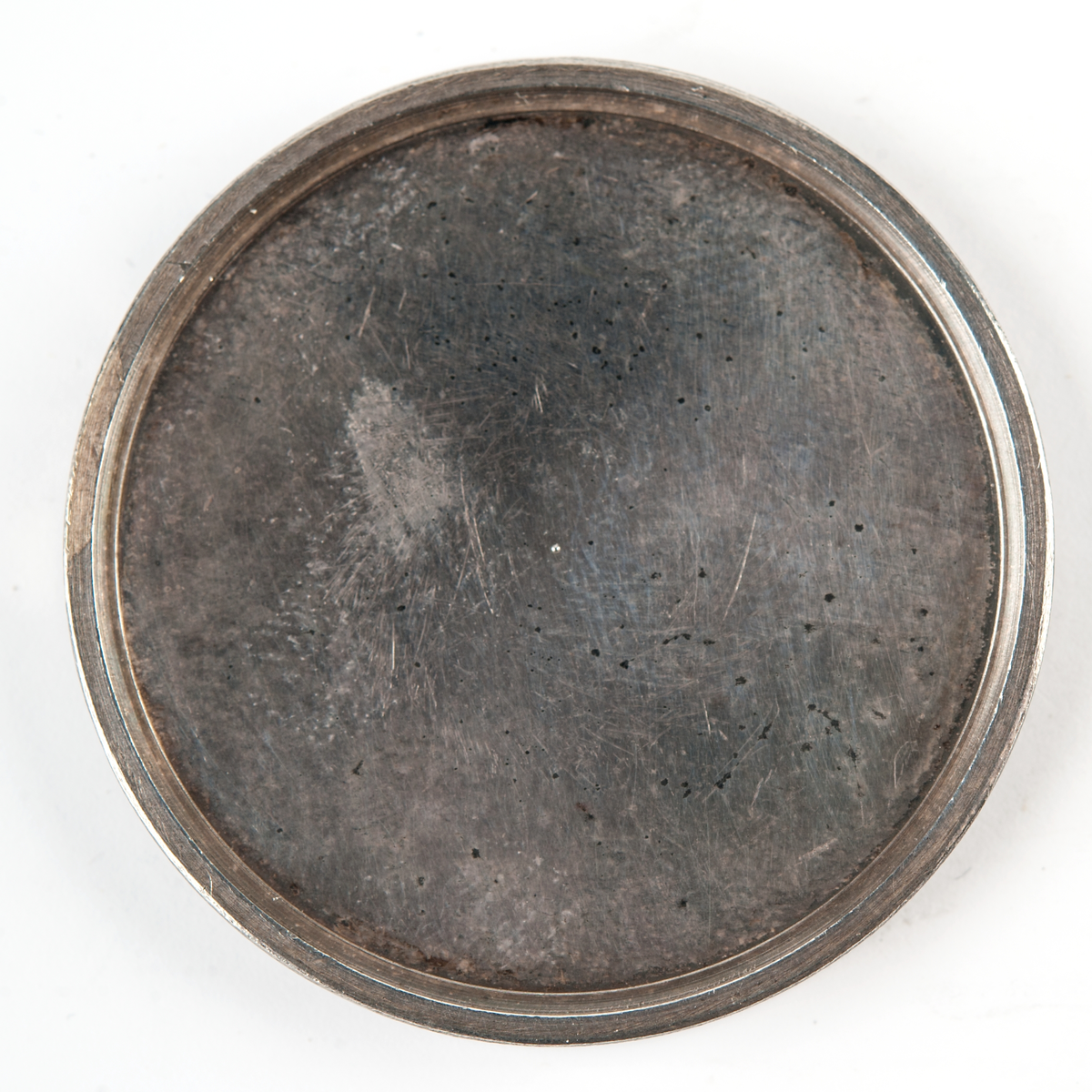 Åtsida: Ankare med 4 fanor, lagerkrans och båtstäv inom ring.
Frånsida: blank