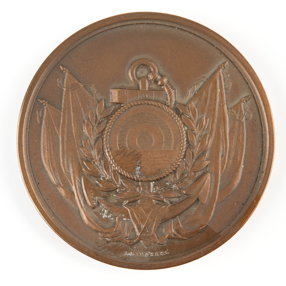 Åtsida:  Ett ankare, en kanonmynning omgivna av lagerkrans och fyra fanor.