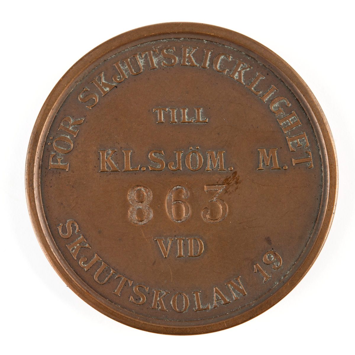 Åtsida:  Ett ankare, en kanonmynning omgivna av lagerkrans och fyra fanor.