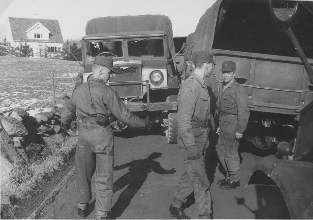 Gutta fra Gjerdrum på militærøvelse. Militærkjøretøy passerer hverandre på smale veier på Jæren.