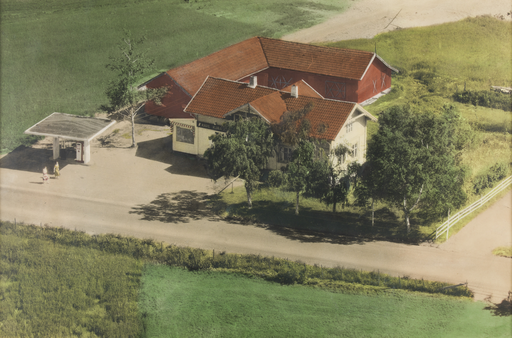 Bråtasletta i Gjerdrum ca. 1950-1960. Kåre Kjærstads landhandel. Håndkolorert.