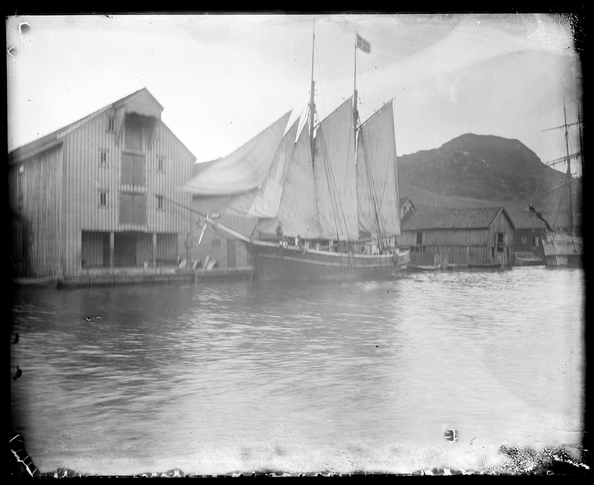 Skonnert ved Bøes sjøbu i Strandgaten i Egersund