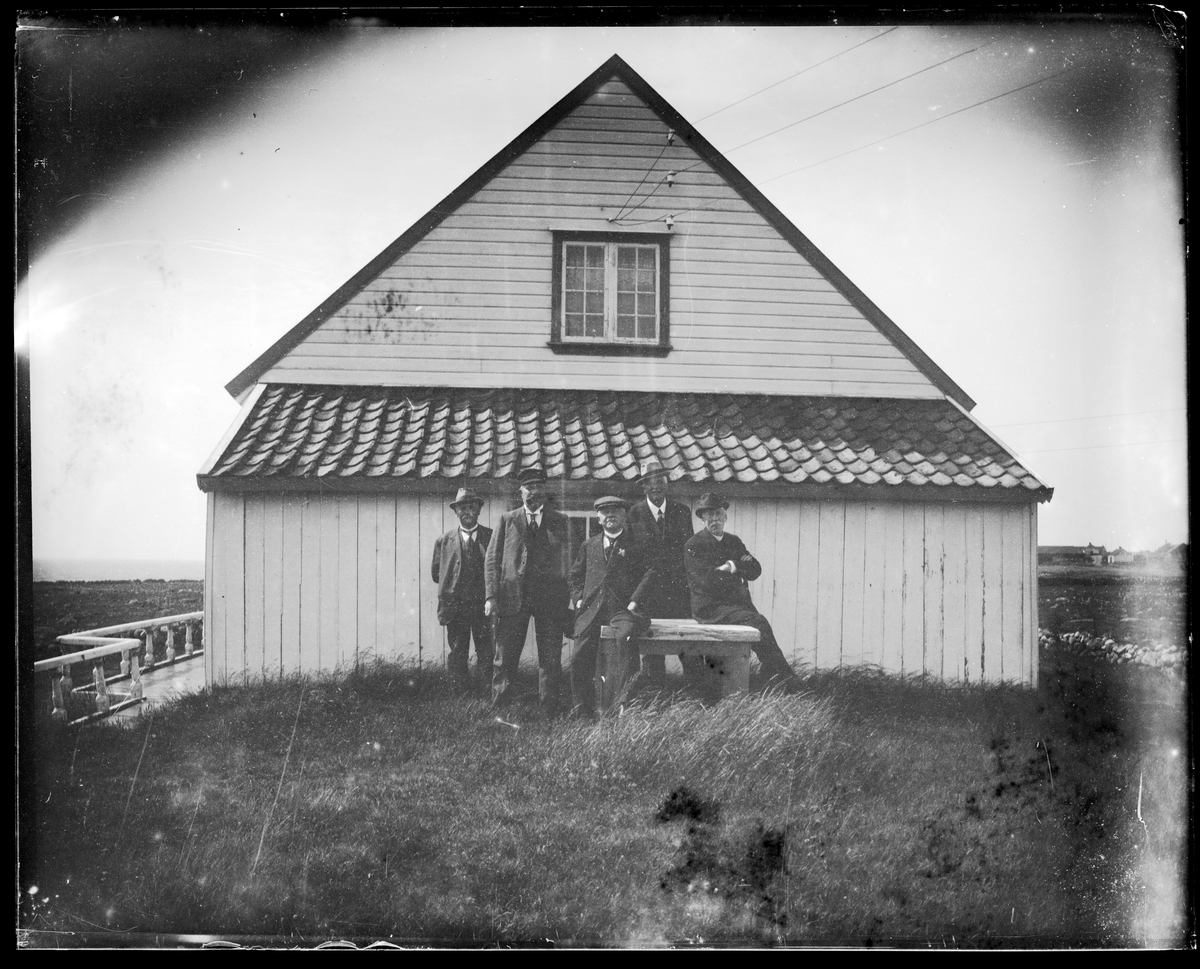 Egersund Fayancefabriks direksjon på utflukt til konsul Isachsens landsted på Jæren. Katrinius Middelthon er nr. 2 fra høyre.