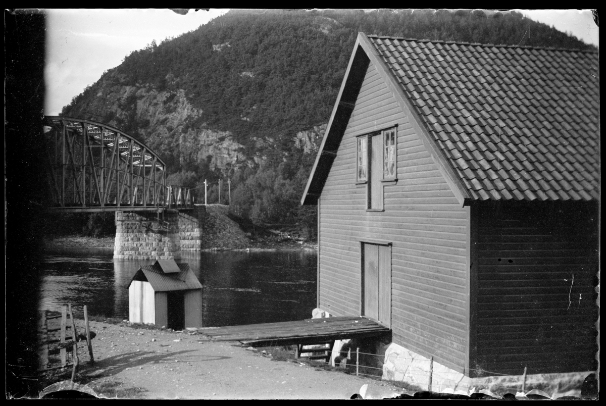 Ved Sirnes stasjon, jernbanebru  og lagerbygning ved Lundevatnet