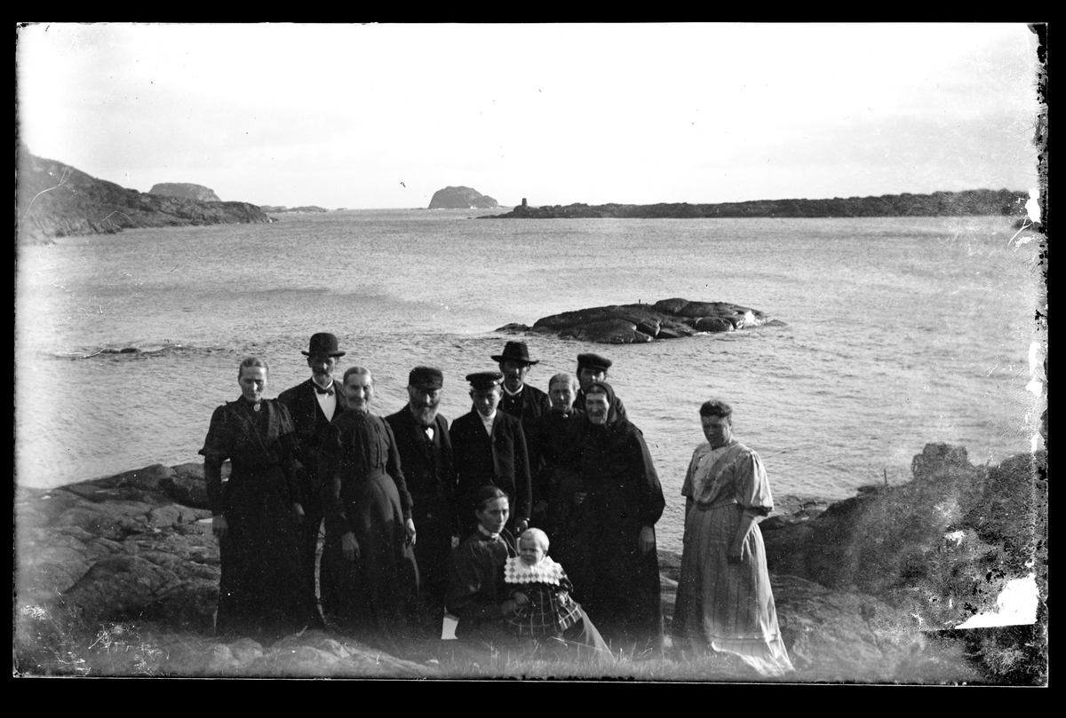 Gruppebilde, utsikt mot havet og Foksteinan ved Sogndalstrand