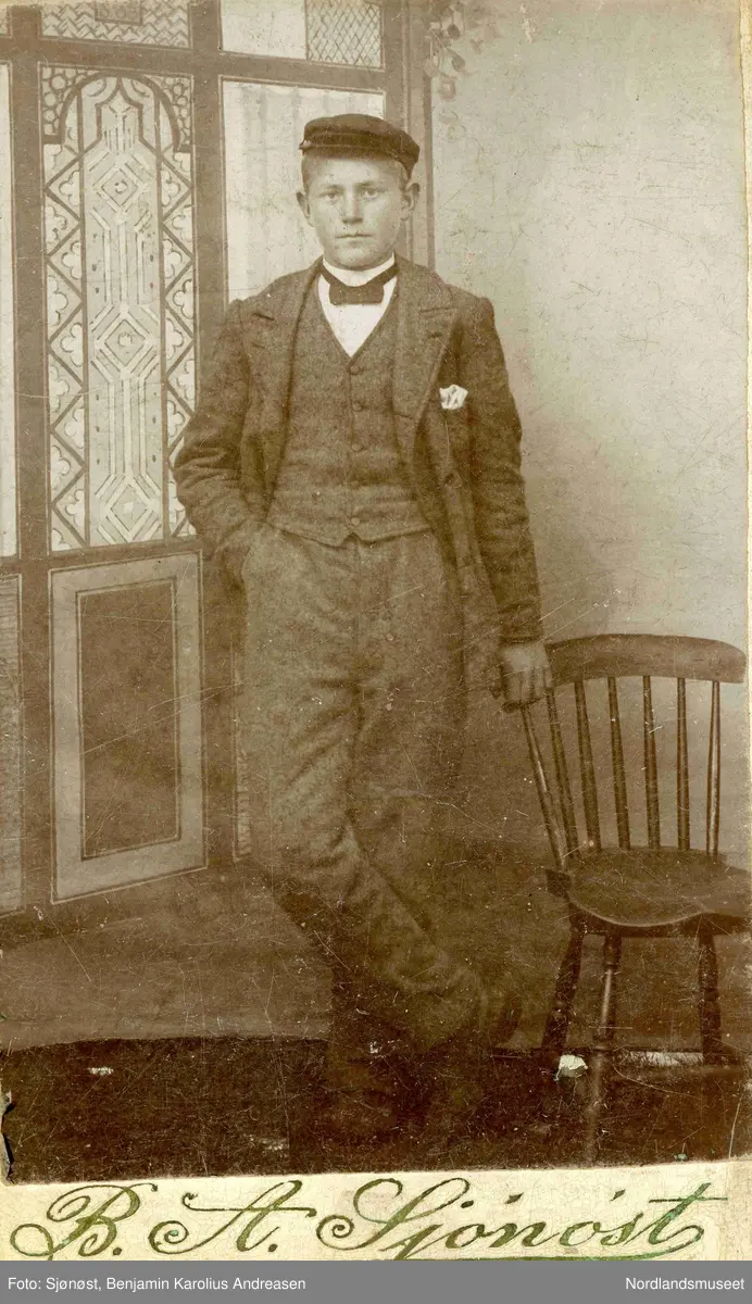 Portrett av en ung mann. Kan være Ingvald Kristensen (1884-1908) fra Haug på Engeløya i Steigen.