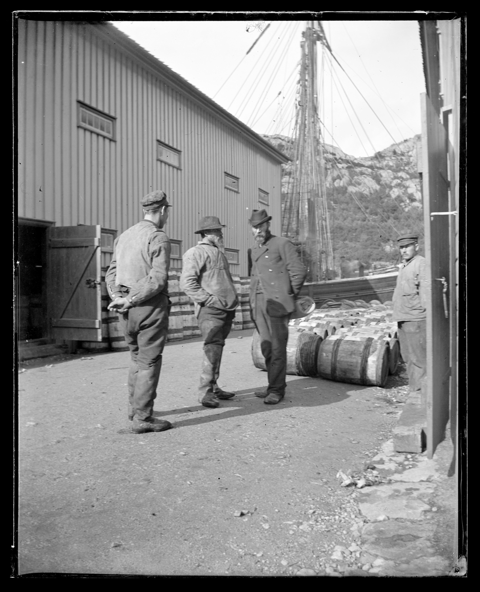 Menn i havneområde i Egersund