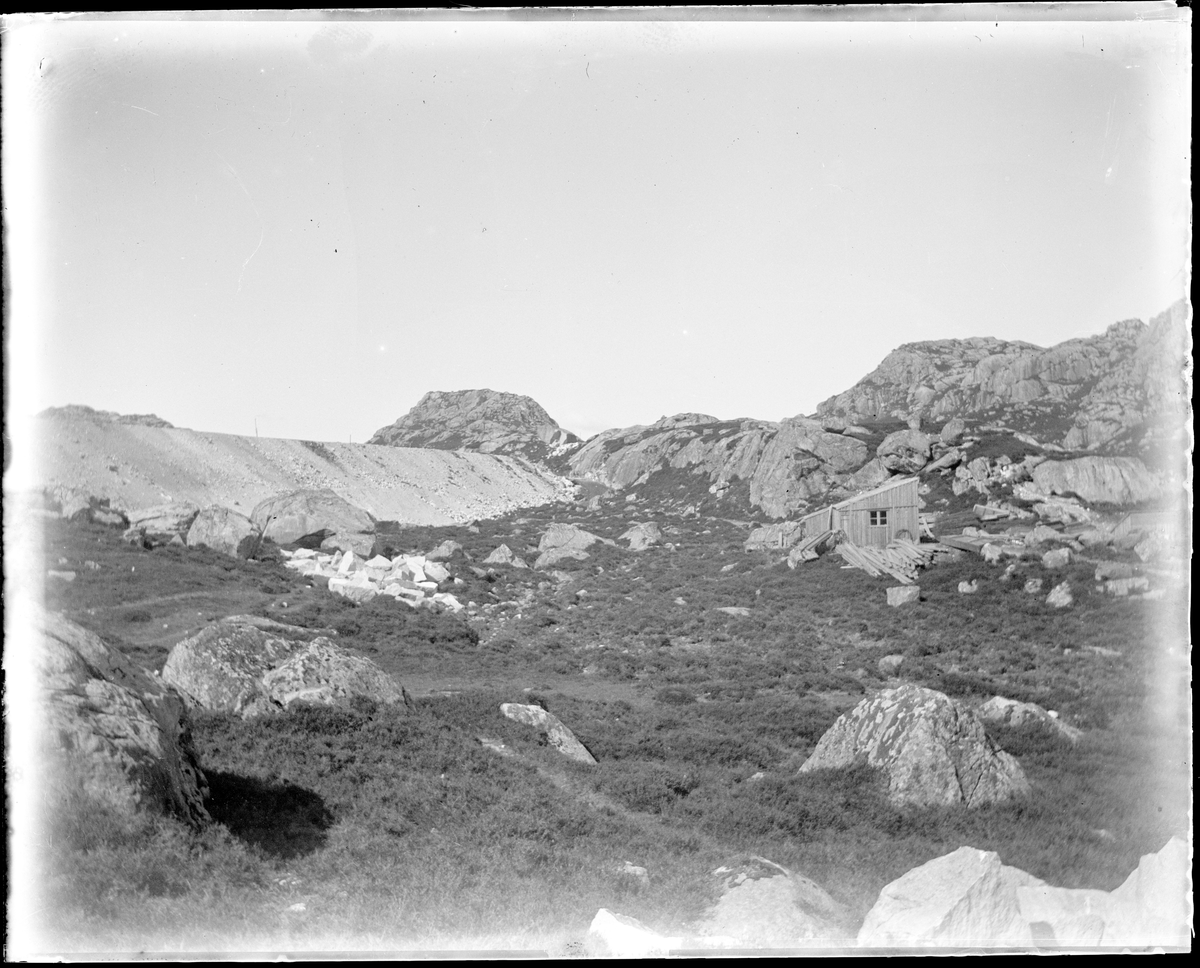 Fjell, et øde skur og en fylling