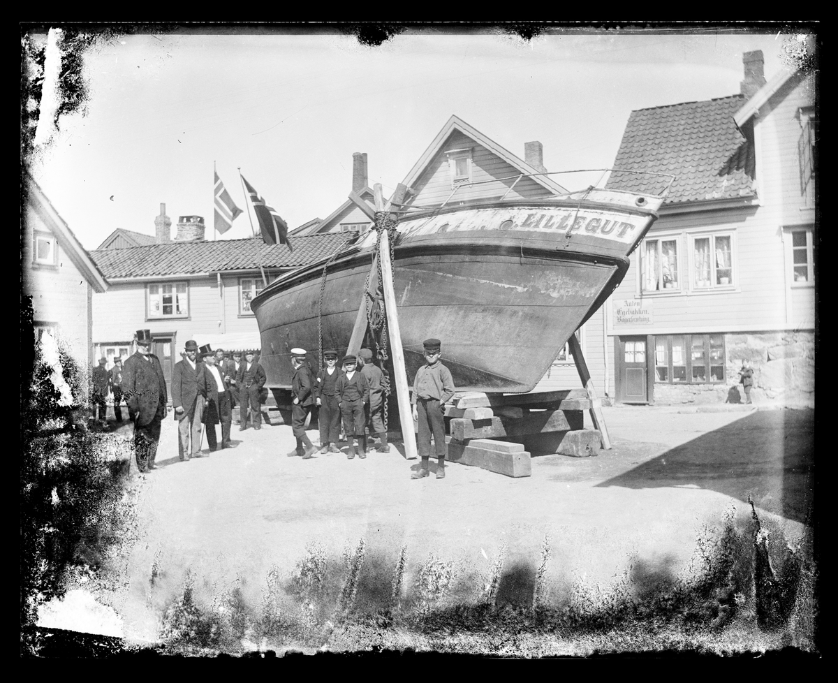 Dampbåten "Lillegut" fraktes gjennom Egersund, ved krysset mellom Gamleveien og Nyeveien.