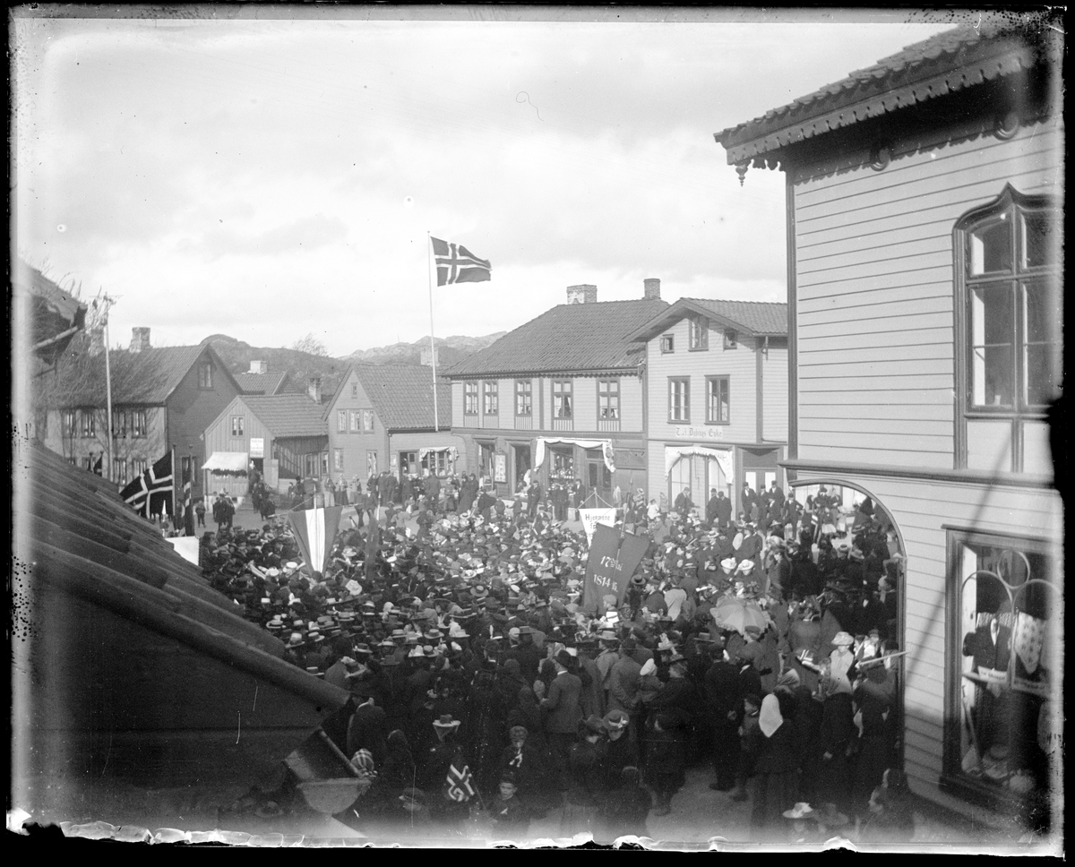 Folkesamling på Torget i Egersund, demonstrasjon mot alkoholsalg