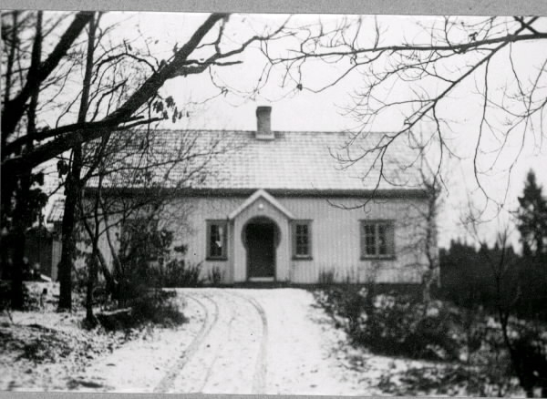 Tre fotografier av folkskolan i Bråtås, Rolfstorp tagna vintertid. Byggnadens två ingångar har "skunkar", dvs grunda farstukvistar med bänkar längs gavlarna, med nyckelhålsformade öppningar. På två av bilderna står ett gäng pojkar i skunken på gaveln. Tillhör samlingen med fotokopior från Hallands Nyheter som är från 1930-1940-talen.