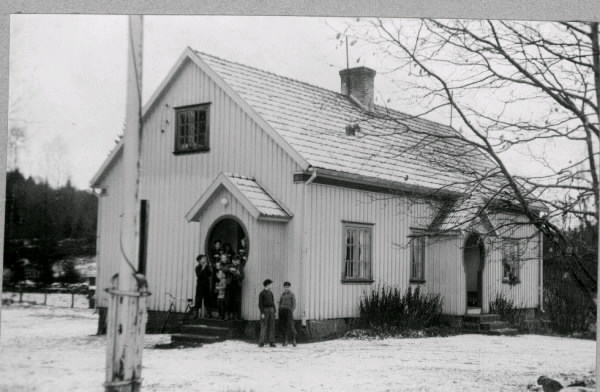 Tre fotografier av folkskolan i Bråtås, Rolfstorp tagna vintertid. Byggnadens två ingångar har "skunkar", dvs grunda farstukvistar med bänkar längs gavlarna, med nyckelhålsformade öppningar. På två av bilderna står ett gäng pojkar i skunken på gaveln. Tillhör samlingen med fotokopior från Hallands Nyheter som är från 1930-1940-talen.