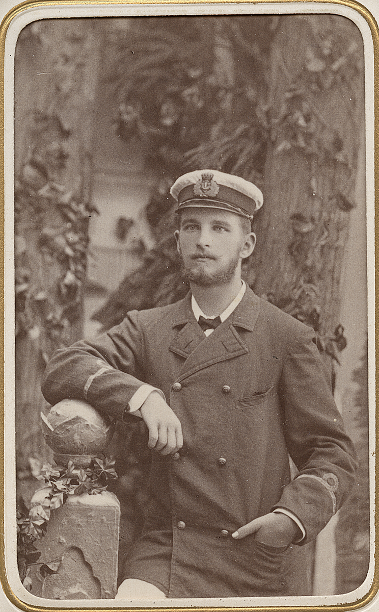 Denna visitkortsporträtt visar detltagaren i Vanadisexpeditionen H. W. M. von Krusentierna. - Underlöjtnant.