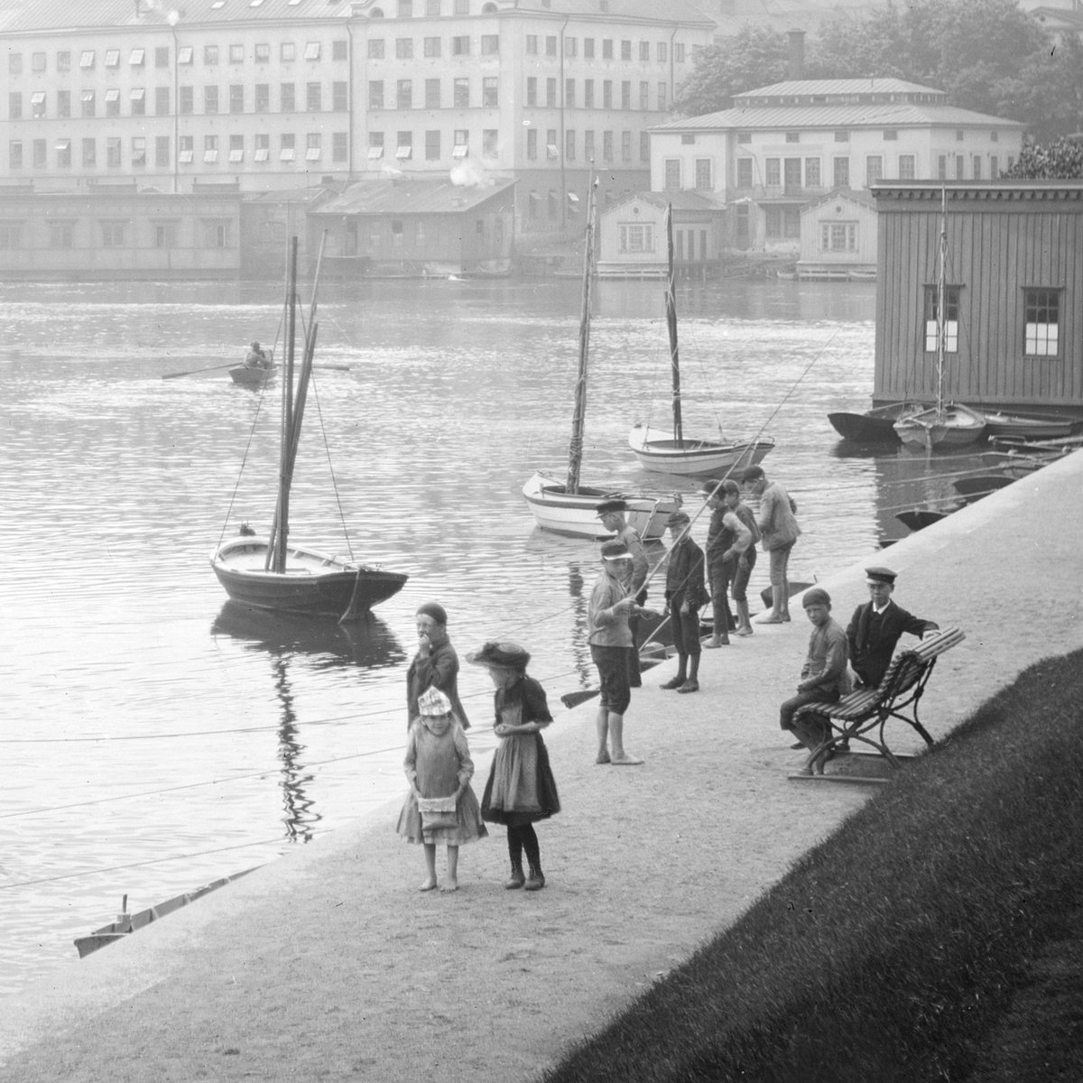 Parti av Norrköping vid 1890-talets mitt. Till vänster ses Norrköpings kallbadhus vid Refvens grund. I fonden Norrköpings bomullsväveri, populärt kallat Tuppen efter fabrikens varumärke.