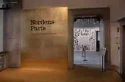 Bilder från miljöer i utställningen Nordens Paris om NK:s Fr