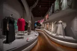 Bilder från miljöer med de utställda plaggen iutställningen 