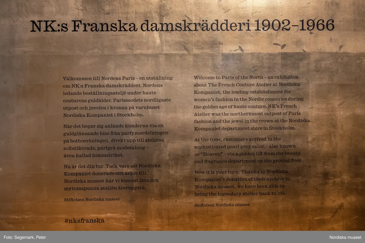 Bilder från miljöer i utställningen Nordens Paris om NK:s Franska damskrädderi 1902-1966 som pågick mellan 17 september 2021 och 1 oktober 2023.