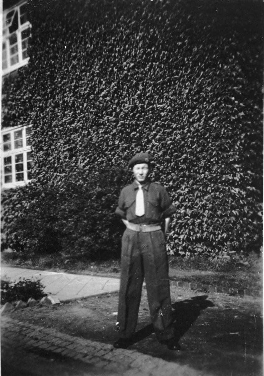Hilberg Henriksen fra Skånland i militæruniform foran kaserne.