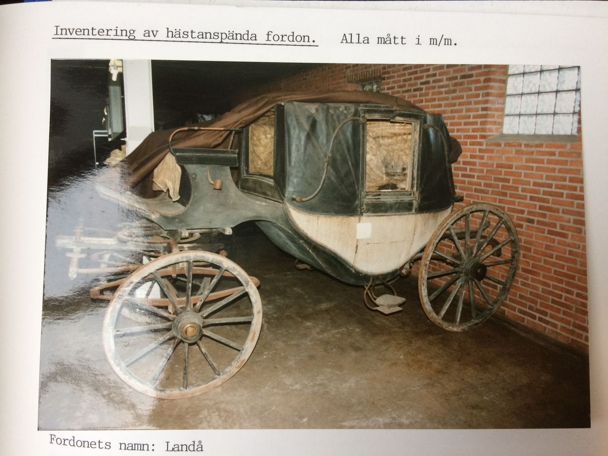 VHS 2023: Landå (båt/kanot-typ) med flätad korg, Twickenham, Mann, ca 1880.
Beskrivning Vänermuseet: Landå, åkvagn för fyra personer. Skodda trähjul, med hjulbössa i mässing märkt: MANN TWICKENHAM. 12 ekrar målade i mörk blått, med rött streck i centrum. Fjädring i järn och läder. Axel och styrdelar i trä, utskurna detaljer och målade som hjulen. Kuskplatsen i svartmålat trä, lågt järnstöd runt om och en cylindrisk hållare på varje sida för lyse. På kuskplatsens framsida en öppningsbar lucka med veckat sämsktyg framför, tyget är kantat med mönstrat sidentyg. Chassi i trä, dörrarnas utsida i gul nätimitation liksom hela sidorna. Hopfällbart lädertak, fälls i två delar. Fönster på varje sida och fram. Varje fönsterruta är kantad med grön sammet. Fönstren dras upp med ett tygband i samma gula klädsel som hela vagnens inre. Vagnens inre är helt stoppad, dörrarna klädda och har en ficka. Dynorna saknas, en trasig finns. Smidda fotsteg med ett skyddssteg fäst vid dörren. I vagnens inre är stoppningen mycket trasig. I vagnen ligger lösa delar: ett band, ett band med tofs, knappar till stoppningen, sidofönstren i delar, en större och en mindre dyna. 
Fröken von Kock, Senäte. 1840-50.