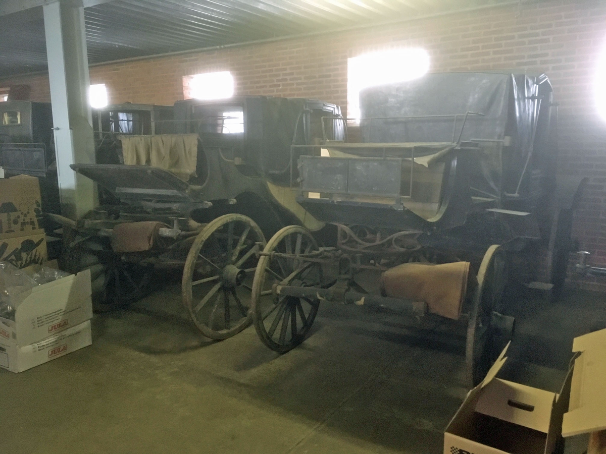 VHS 2023: Landå (båt/kanot-typ) med flätad korg, Twickenham, Mann, ca 1880.
Beskrivning Vänermuseet: Landå, åkvagn för fyra personer. Skodda trähjul, med hjulbössa i mässing märkt: MANN TWICKENHAM. 12 ekrar målade i mörk blått, med rött streck i centrum. Fjädring i järn och läder. Axel och styrdelar i trä, utskurna detaljer och målade som hjulen. Kuskplatsen i svartmålat trä, lågt järnstöd runt om och en cylindrisk hållare på varje sida för lyse. På kuskplatsens framsida en öppningsbar lucka med veckat sämsktyg framför, tyget är kantat med mönstrat sidentyg. Chassi i trä, dörrarnas utsida i gul nätimitation liksom hela sidorna. Hopfällbart lädertak, fälls i två delar. Fönster på varje sida och fram. Varje fönsterruta är kantad med grön sammet. Fönstren dras upp med ett tygband i samma gula klädsel som hela vagnens inre. Vagnens inre är helt stoppad, dörrarna klädda och har en ficka. Dynorna saknas, en trasig finns. Smidda fotsteg med ett skyddssteg fäst vid dörren. I vagnens inre är stoppningen mycket trasig. I vagnen ligger lösa delar: ett band, ett band med tofs, knappar till stoppningen, sidofönstren i delar, en större och en mindre dyna. 
Fröken von Kock, Senäte. 1840-50.