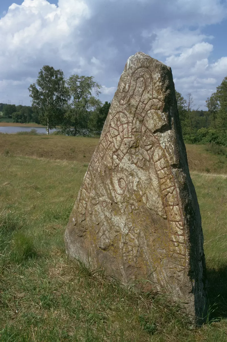 Runstenen Sö 306 vid Söderby.