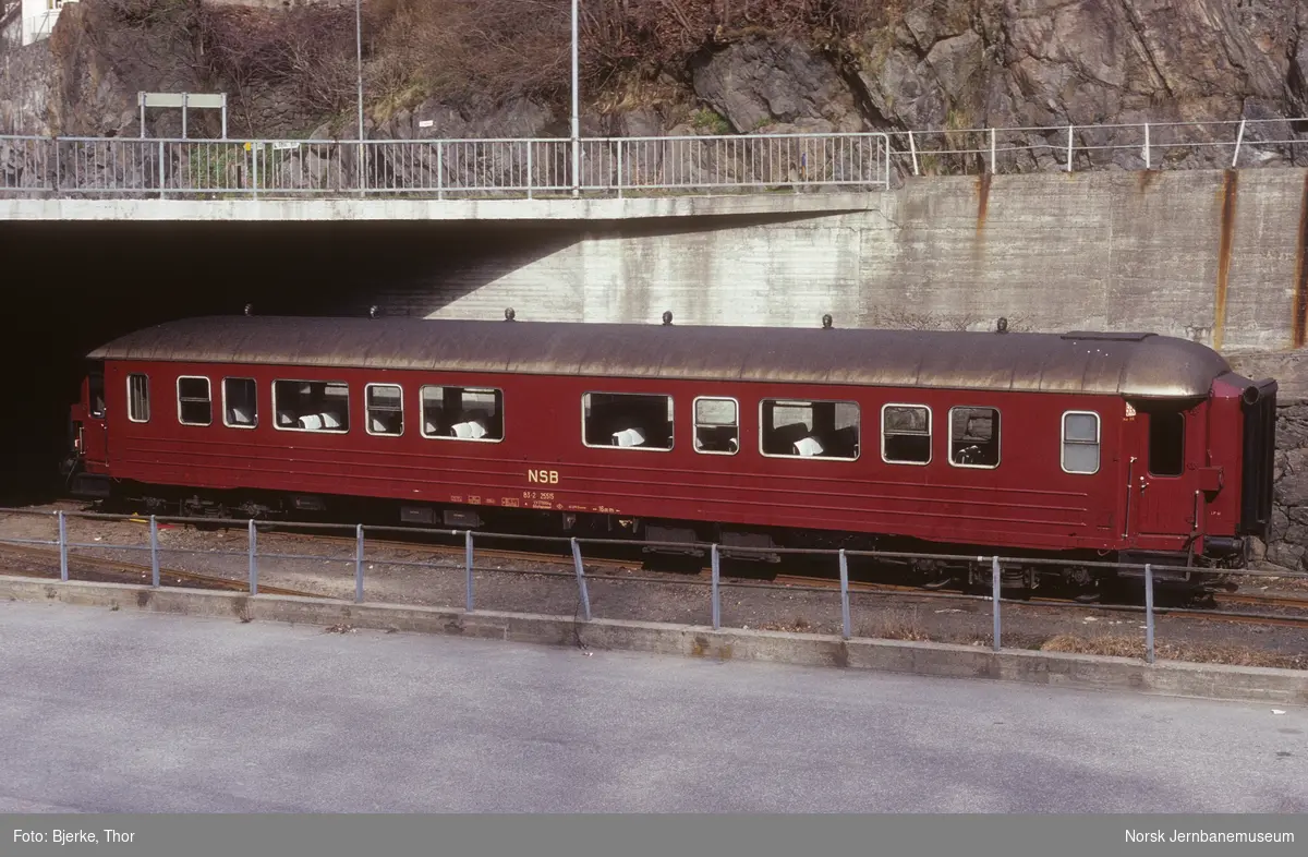 Personvogn B3 25515 på Arendal stasjon