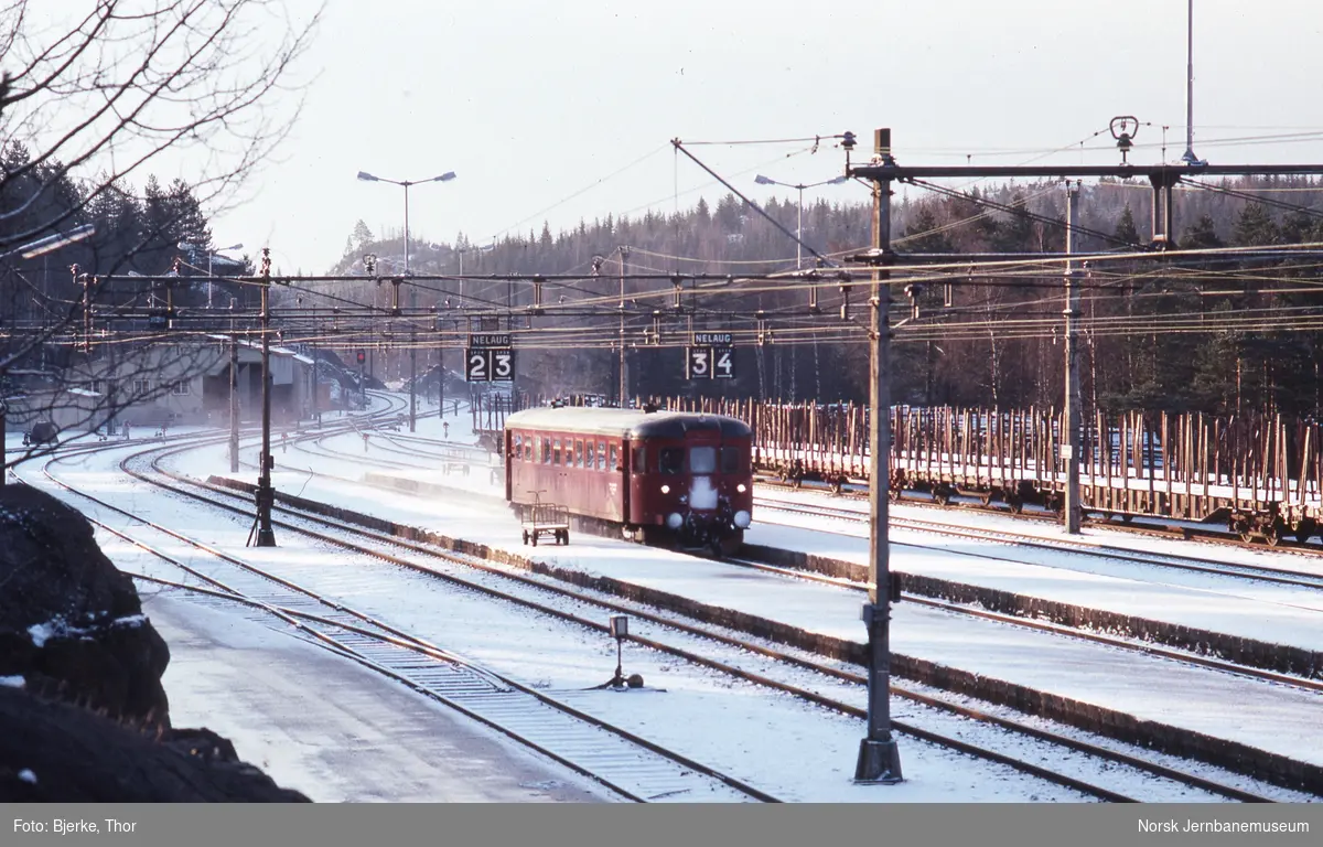 Motorvogn BM86M 20 ankommer Nelaug stasjon i tog 2502 fra Arendal