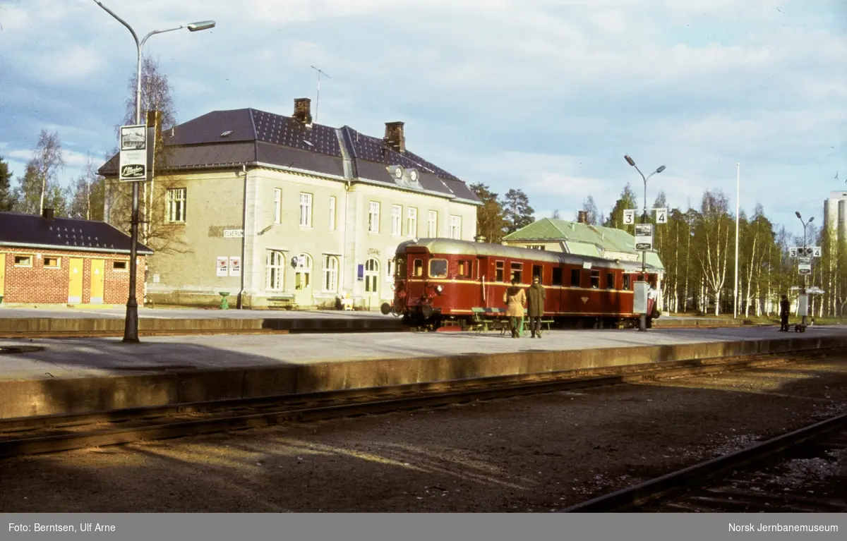 Dieselmotorvogn BM 91H 02 på Elverum stasjon