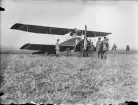 Militärer i arbete vid propeller på flygplan Albatros B.I tillhörande Österrike-Ungern. Vy snett framifrån.