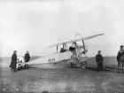 Militärt flygplan Fokker B.I märkt 03.33 tillhörande Österrike-Ungern inför start från ett flygfält. Militärer omkring flygplanet. Två män i flygplanet.