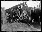 Militärt flygplan Aviatik märkt 30.07 tillhörande Österrike-Ungern ligger i spillror på ett flygfält efter haveri den 28 juli 1916. Militärer samlade vid flygplanet. Närbild.