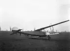 Militärt flygplan Fokker B.1 tillhörande Österrike-Ungern har landat snett på ett flygfält. Vy snett bakifrån.