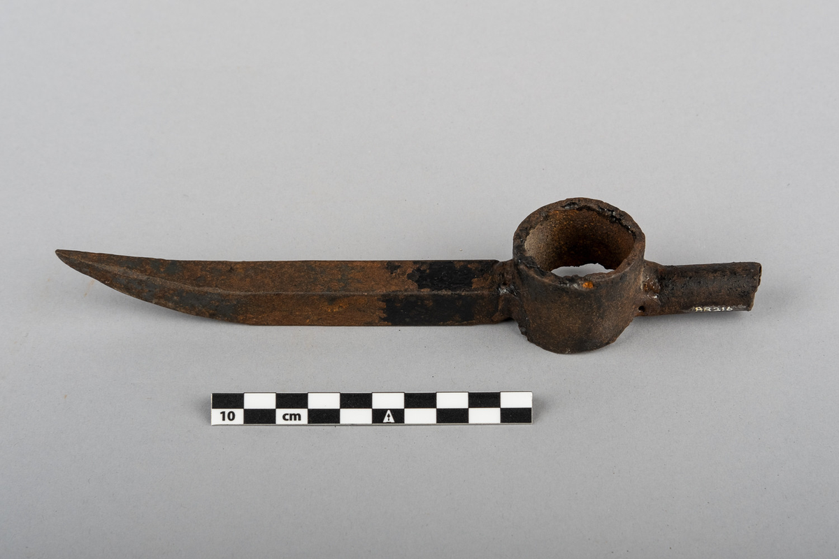 Hakaipik i jern. Håndtak mangler