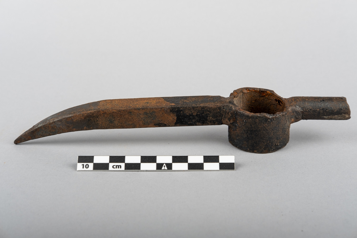 Hakaipik i jern. Håndtak mangler