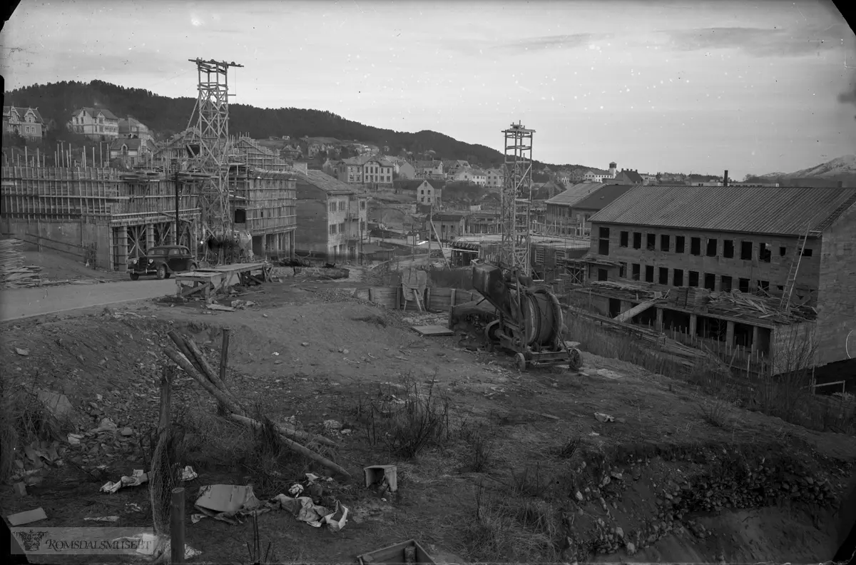Gjenreisingen av Molde by..Bilen som står i Myrabakken er en Ford V8 1935.