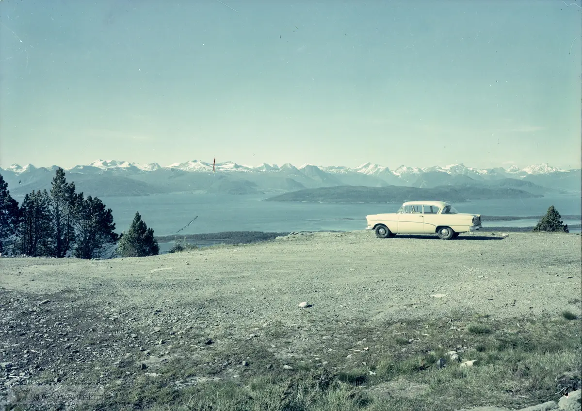 Opel Rekord 1958-60-modell..(Eske: Fargenegativer i storformat (12x16,5cm) fra 1950 Ã¥ra. Fra Molde og Romsdal pluss noen interiÃ¸rbilder fra Molde domkirke da den var ny)