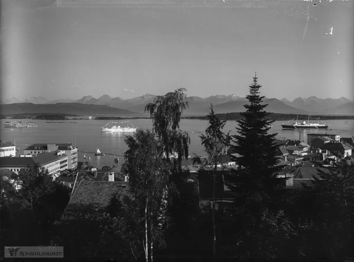 Kongeskipet Norge og HMY Britannia på Moldefjorden..Dronning Elizabeth II og Kong Olav V og deres familier under feriebesøket i Romsdal 9.august..."KS Norge og Britania"